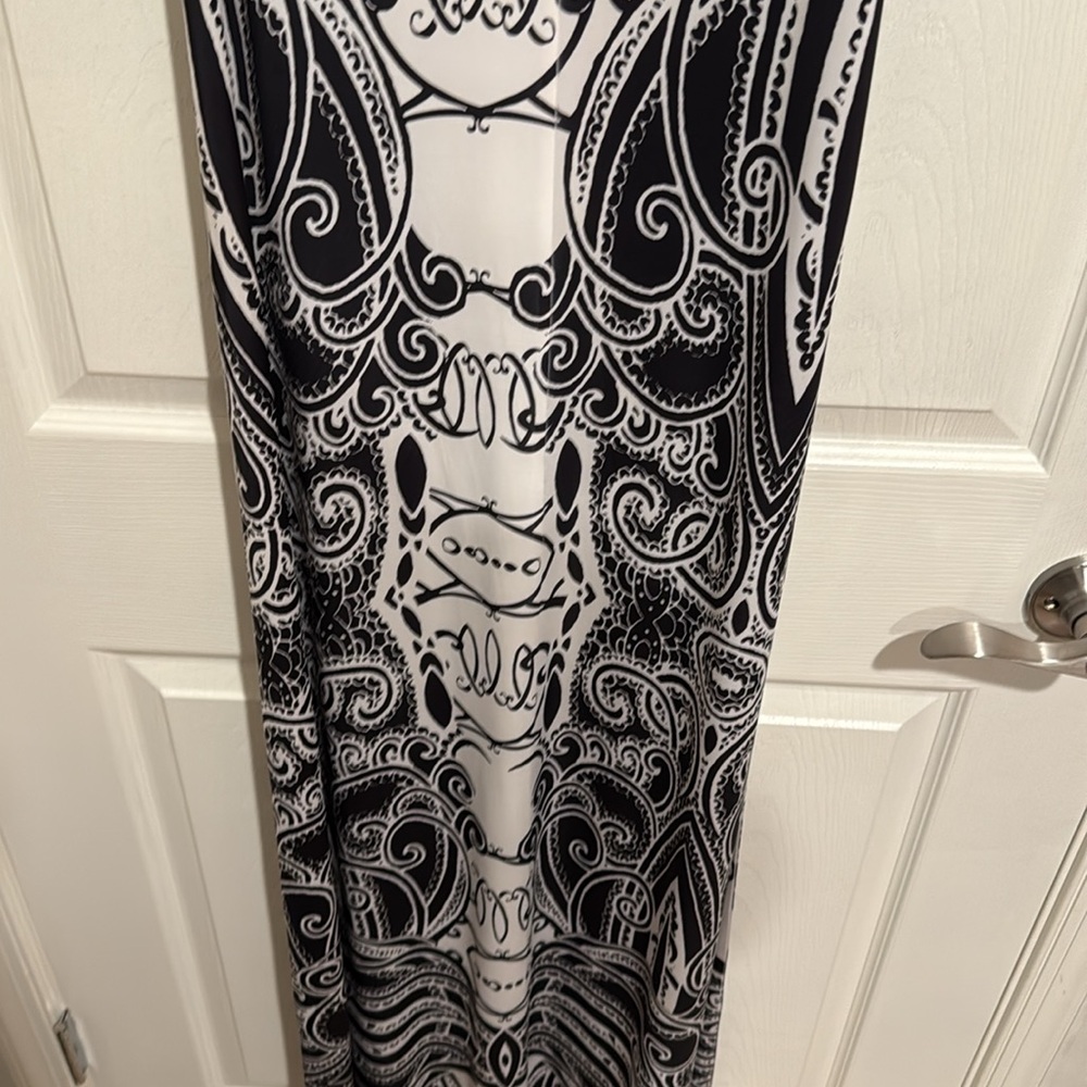 Black and White One World So cute on sundress. Size large - Picture 7 of 8